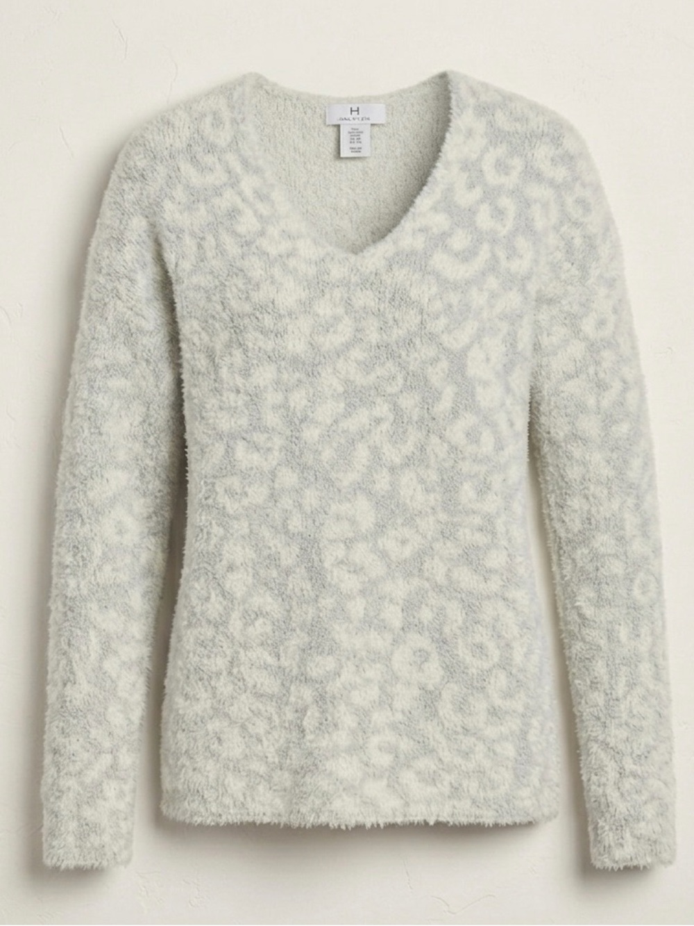 🩶🤍 Halston White Gray Leopard V-Neck Sweater